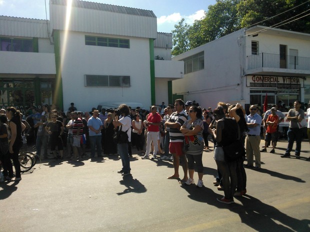 Manifestação interrompeu trânsito em vias de Charqueadas (Foto: Ivani Schütz/RBS TV)