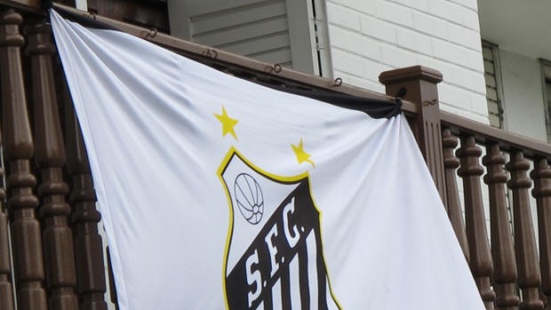 Bandeira enfeita varanda de apartamento, em Santos (Foto: Lincoln Chaves / Globoesporte.com)
