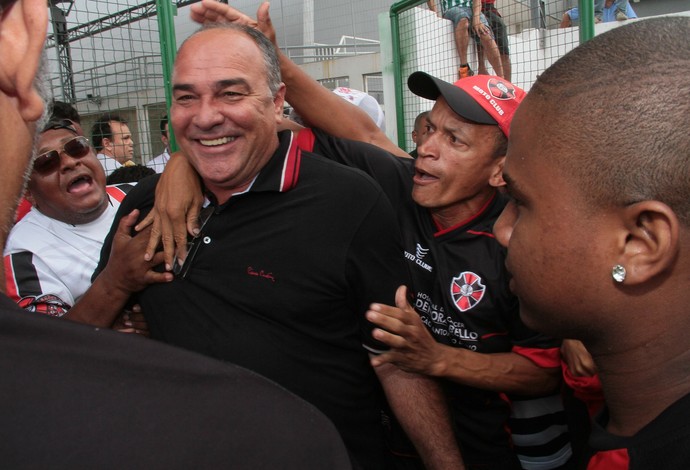 Ruy Scarpino festeja acesso do Moto Club com a torcida (Foto: Biaman Prado/O Estado)