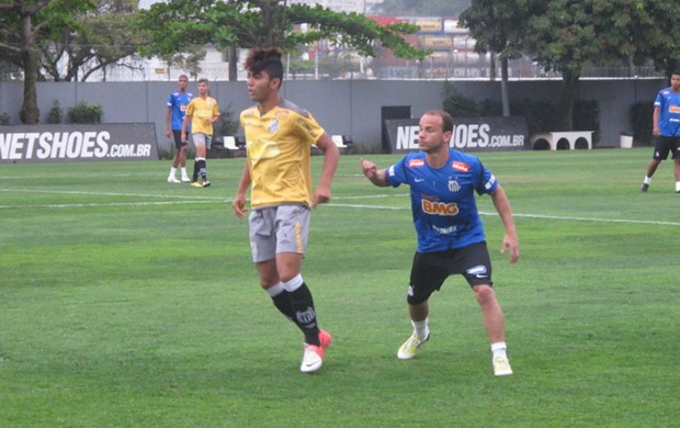 Leo e Gabigol, treino do Santos (Foto: Marcelo Hazan / Globoesporte.com)