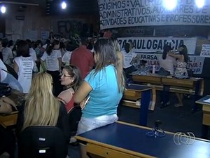 G1 Em assembleia professores decidem manter greve e ocupação na