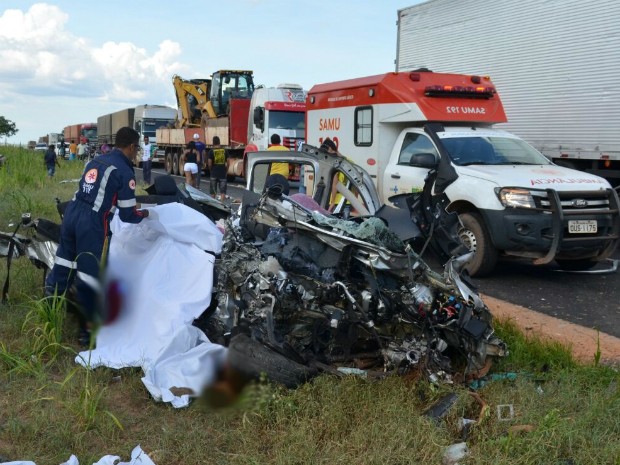 Carro onde estavam as cinco vítimas ficou completamente destruído (Foto: Wesley Santos/Blog Sigi Vilares)