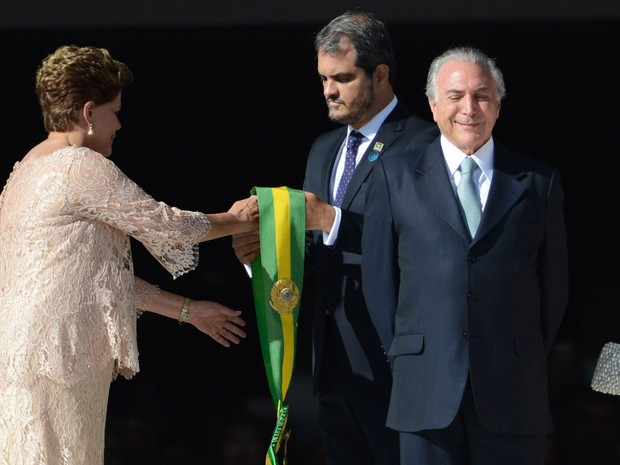 Janeiro/2015 - A presidente Dilma Rousseff recebe a faixa de presidente ao lado do vice-presidente Michel Temer durante a cerimônia de posse no Palácio do Planalto, em Brasília (Foto: Marcelo Camargo/Agência Brasil)