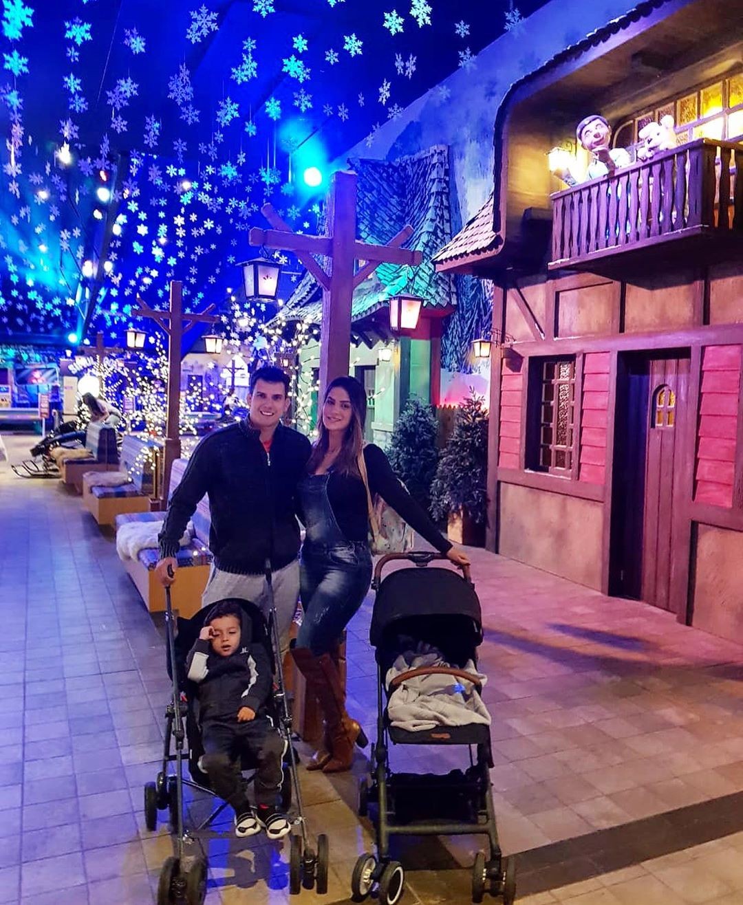 Lucilene Caetano e Felipe Sertanejo com Theo e Davi em parque de gelo (Foto: Reprodução / Instagram) Lucilene Caetano e Felipe Sertanejo com Theo e Davi em parque de gelo (Foto: Reprodução / Instagram)