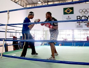 Academia no Clube Escola Santo Amaro irmão Falcão boxe (Foto: Alexandre Lozetti / Globoesporte.com)