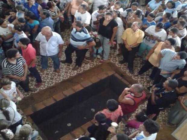 Seputalmento de padre é realizado em igreja de Capela (Foto: Reginaldo Rodrigues/TV Sergipe)