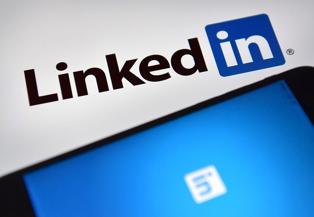 Logo da rede profissional LinkedIn é vista na tela de um celular (Foto: Carl Court/Getty Images)