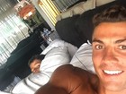 Cristiano Ronaldo posa sorridente com o filho: 'Depois da soneca'