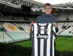  Nicklas Bendtner apresentado no Juventus (Foto: AP)