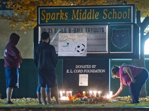 Pessoas se reúnem para prestar homenagens a Michael Landsberry, um professor de 45 anos morto por um aluno em um colégio de Sparks, no estado de Nevada.  (Foto: Hector Amezcua/The Sacramento Bee/AP)