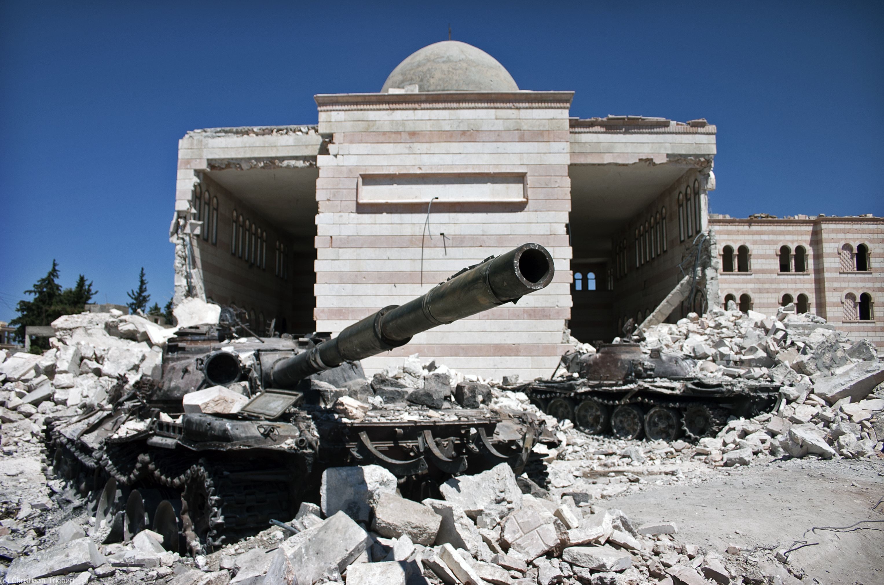 Destruição na cidade síria de Azaz (Foto: Wikimedia Commons)