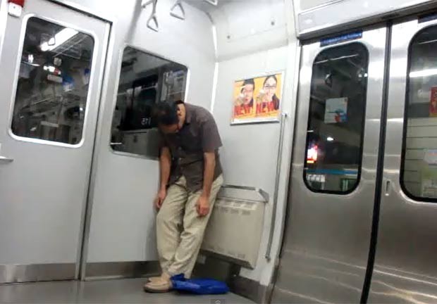 Passageiro foi filmado dormindo em pé no metrô de Tóquio (Foto: Reprodução/YouTube)