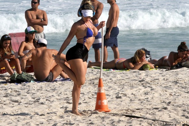 Andréa de Andrade corre na praia (Foto: Marcos Ferreira / Foto Rio News)