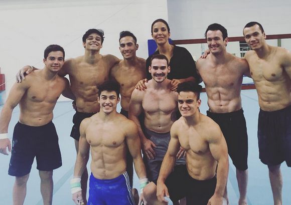 Ivete Sangalo posa com ginastas da seleção masculina de ginástica (Foto: Reprodução/Instagram)