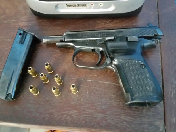 Pistola foi apreendida pela Polícia Militar em Nova Colina (Foto: Polícia Militar/Divulgação)