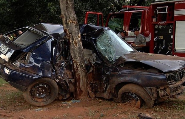 Dois jovens morrem e um fica ferido após carro colidir com árvore em Aparecida de Goiânia, Goiás (Foto: Reprodução/TV Anhanguera)