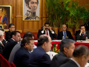 Reunião entre o presidente da Venezuela, Nicolás Maduro, e representantes da oposição. (Foto: Fernando Llano/AP Photo)