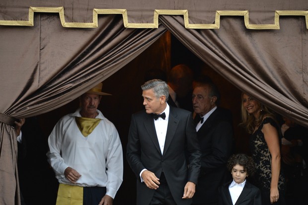 George Clooney chega ao hotel Aman (Foto: AFP)