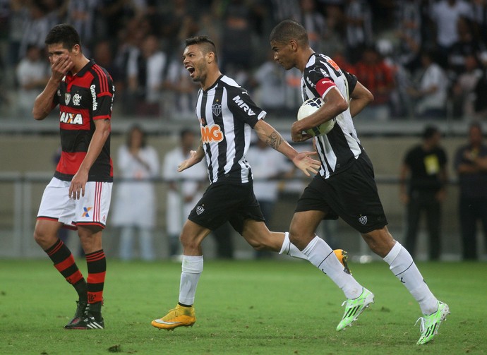 Cáceres e Carlos Flamengo x Atlético-MG (Foto: João Godinho / Ag. Estado)