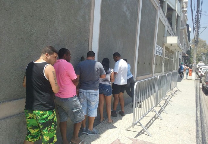 Fila de ingressos em São Januário para Flamengo x Vasco (Foto: João da Mata)