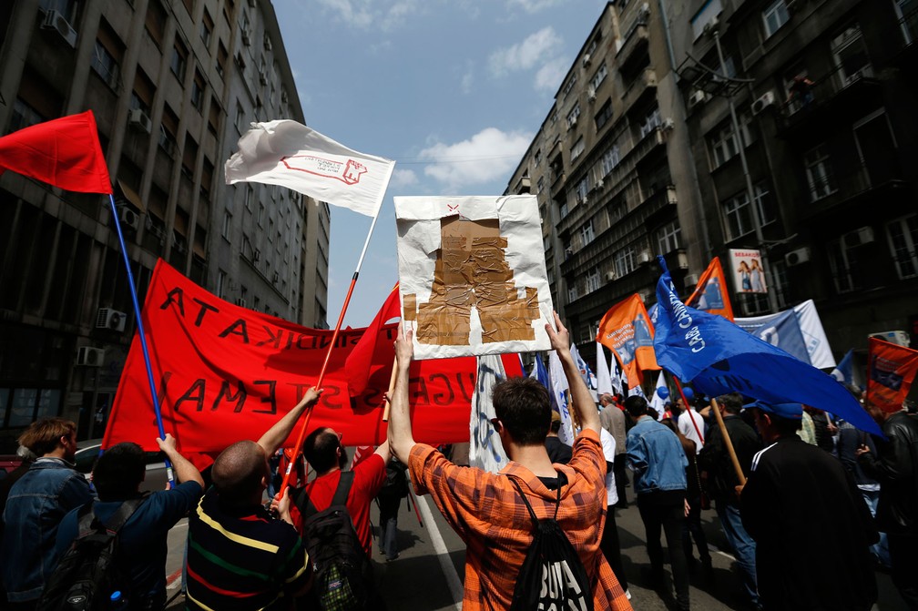 Marcha marca do Dia do Trabalhador em Belgrado, na Sérvia, nesta segunda-feira, dia 1º de maio de 2017; protesto pediu aumento salarial e melhores condições de trabalho (Foto: Darko Vojinovic/AP)