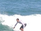 Vladimir Brichta surfa na praia da Macumba, no Rio