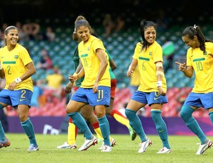 Marta comemora gol do Brasil contra Camarões (Foto: Reuters)