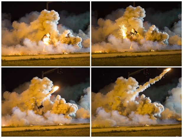 Combinação de fotos mostra manifestante jogando de volta bomba de gás disparada pela polícia em Ferguson, no Missouri, nesta quarta-feira (13) (Foto: Mario Anzuoni/Reuters)