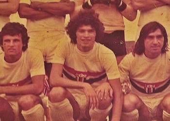 Sócrates posando com o Botafogo de Ribeirão Preto (Foto: Reprodução TV Globo)