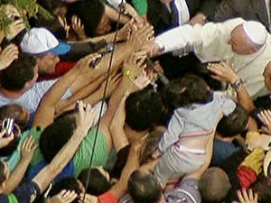 26/7 - Papa desce do veículo para se aproximar de fiéis (Foto: Reprodução/Globo News)