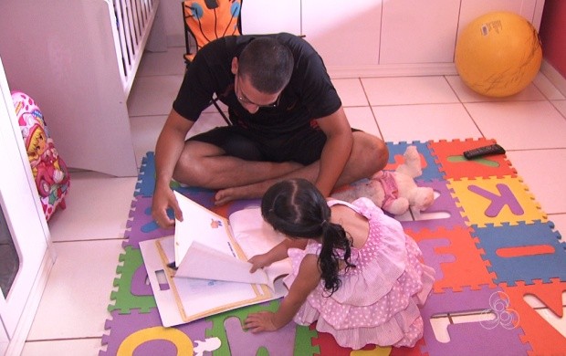 Carlos Alberto cria a filha de 2 anos com a ajuda da família (Foto: Roraima TV)