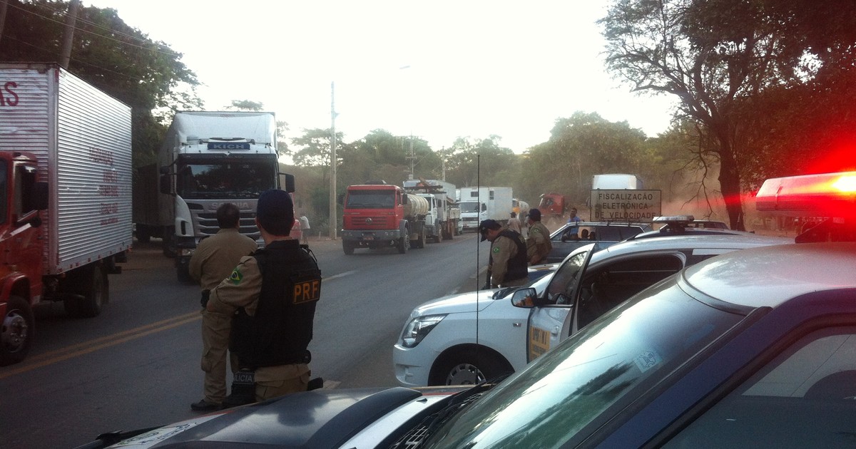 G1 Caminhoneiros liberam BR 116 após bloqueio de 40 minutos