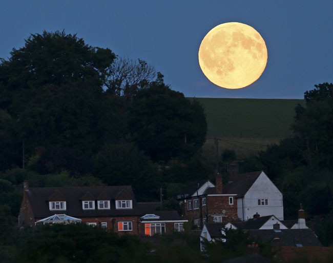a segunda lua cheia de julho, conhecida como 'Lua Azul', no sudeste da Inglaterra (Foto: Eddie Keogh/Reuters)