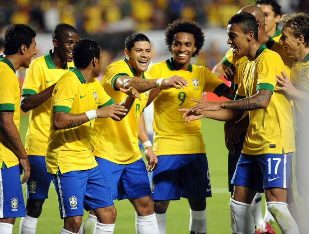 jogadores do BRasil comemoram o gol de Hulk (Foto: Agência Reuters) jogadores do BRasil comemoram o gol de Hulk (Foto: Agência Reuters)