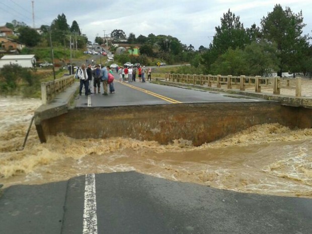 Chuva inundou a ponte que dá acesso ao município de São João do Triunfo (Foto: Viviane Mallmann/RPC TV)