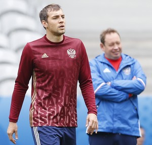 Dzyuba e o técnico Leonid Slutski no treino da Rússia (Foto: REUTERS/Carl Recine)