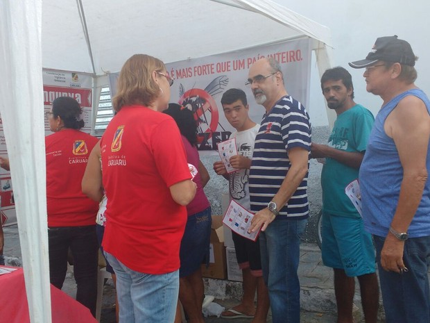 Moradores do bairro foram orientados sobre como é possível combater o Aedes aegypti (Foto: Lucas Gabriel/TV Asa Branca)