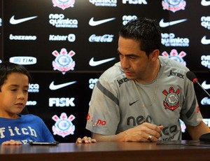 Chicão, do Corinthians, e filho Gustavo em entrevista coletiva (Foto: Anderson Rodrigues / Globoesporte.com)