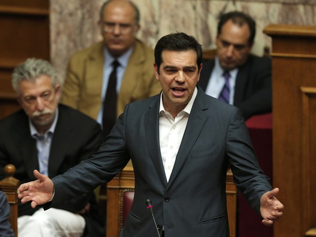 O primeiro-ministro grego, Alexis Tsipras, discursa em votação no Parlamento em Atenas, Grécia, nesta quarta-feira (15) (Foto: Reuters/Alkis Konstantinidis)