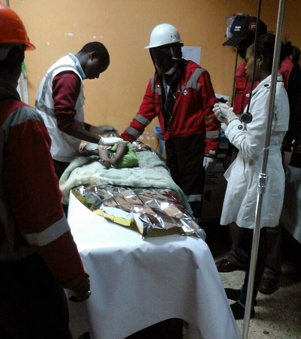 Menina de 1 ano sobrevive 80 horas sob escombros de prédio no Quênia (Foto: Bonny Odhiambo/Kenya Red Cross/AFP)