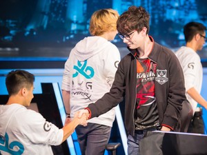 Lep, toplaner da Kabum, cumprimenta jogador da Cloud 9 após partida no mundial de 'League of Legends' (Foto: Divulgação/Riot Games)