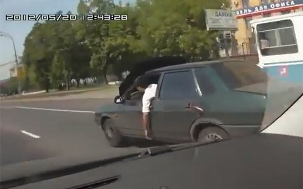 Em maio deste ano, um motorista russo foi flagrado dirigindo com a tampa do capô do carro levantada, o que atrapalhava sua visão.  (Foto: Reprodução)