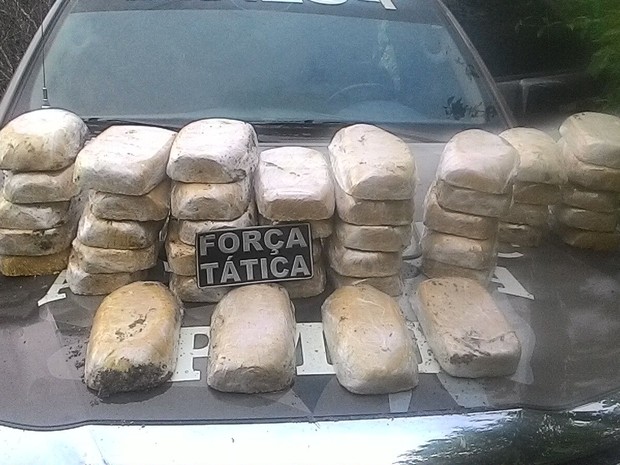 Foram 47 quilos de crack em um terreno (Foto: Divulgação/PM)