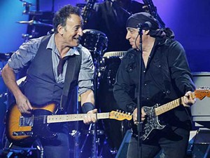 Bruce Springsteen e Steven Van Zandt tocam no Madison Square Garden de Nova York, em 2013 (Foto: AP/Dave Allocca)