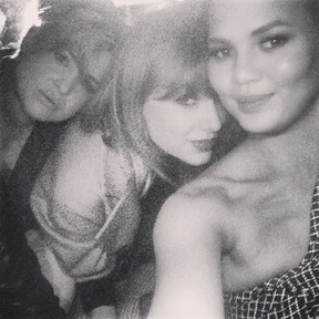 Kelly Osbourne e Taylor Swift com amigos em Nova York, nos Estados Unidos (Foto: Instagram/ Reprodução)