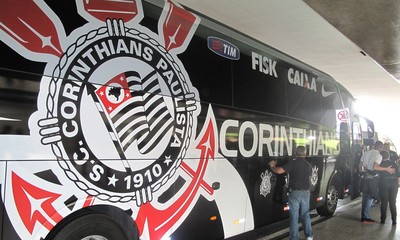 Ônibus Corinthians (Foto: Rodrigo Faber)