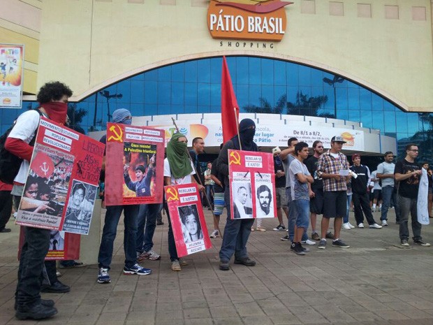 Manifestantes em frente ao shopping Pátio Brasil (Foto: Isabella Formiga/G1 DF)