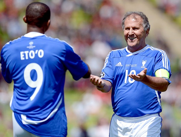 Zico e Eto´o no amistoso do Bayern de Munique com as estrelas mundiais antes da final da Liga dos Campeões (Foto: AFP)