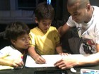 Paizão! Emerson Sheik ajuda os filhos na lição de casa