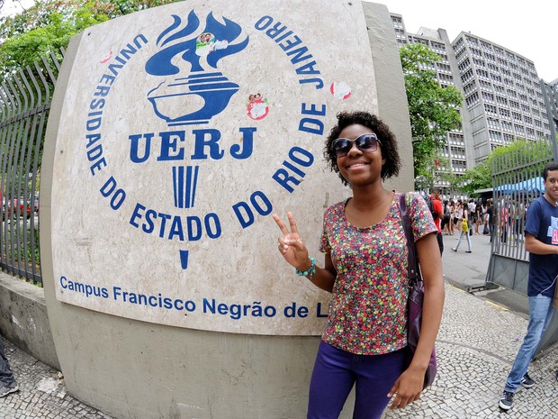 Amanda Alli, enfim, sorri após se atrasar para primeiro dia de provas do Enem no Rio (Foto: Alexandre Durão/G1)